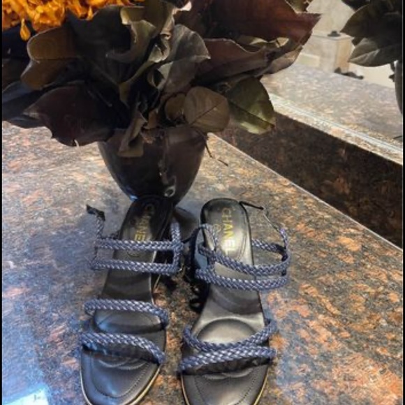 Beautiful Chanel wedge - Picture 2 of 2